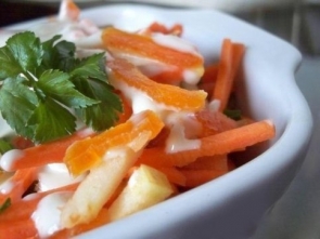 Морковный салат с курагой и йогуртом