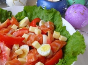 Салат с семгой и помидорами